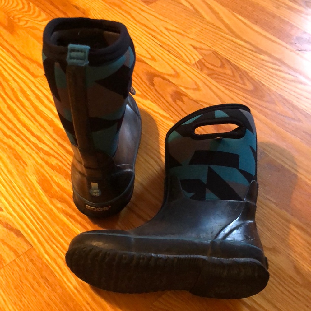 Boys size 1 Bogs winter boots